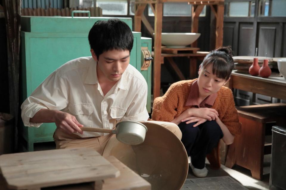 陶芸展へ出品する八郎（松下洸平）の作品作りを横で見る喜美子（戸田恵梨香）