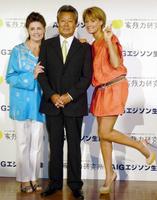 　クラウディアさん（右）、アンナ（左）と初めて一家３人そろってトークショーを行った梅宮辰夫さん＝２０１０年７月