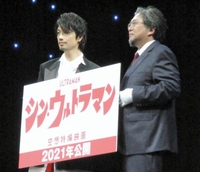 「ＴＳＵＢＵＲＡＹＡ　ＣＯＮＶＥＮＴＩＯＮ　２０１９」オープニングセレモニーに登場した斎藤工（左）と樋口真嗣監督＝東京ドームシティホール