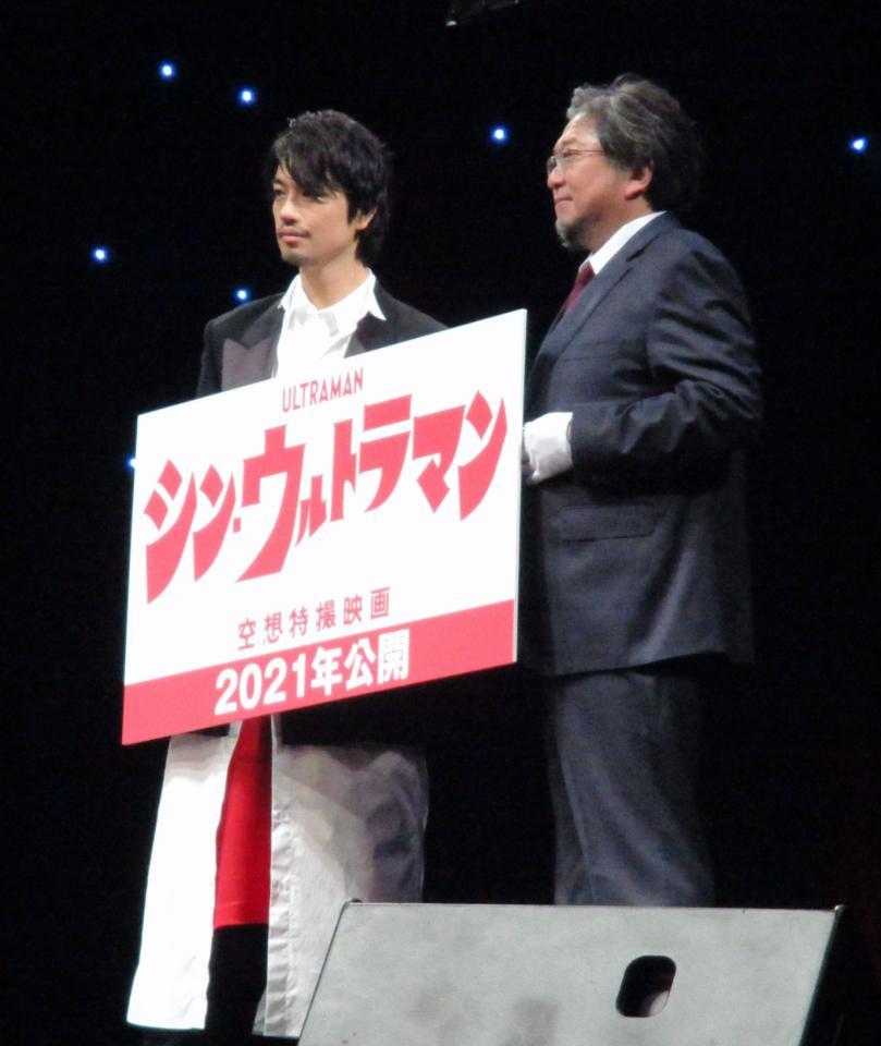 「ＴＳＵＢＵＲＡＹＡ　ＣＯＮＶＥＮＴＩＯＮ　２０１９」オープニングセレモニーに登場した斎藤工（左）と樋口真嗣監督＝東京ドームシティホール