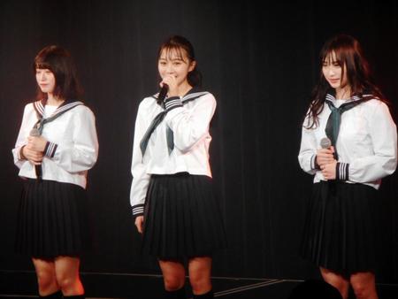 新たに結成された「ＬＡＰＩＳ　ＡＲＣＨ（ラピスアーチ）」の（左から）上西怜、山本彩加、梅山恋和＝大阪・なんばのＮＭＢ４８劇場