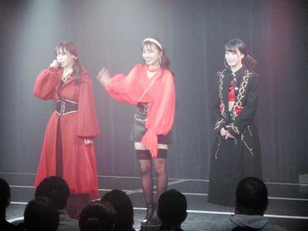 新たに結成された「ＬＡＰＩＳ　ＡＲＣＨ（ラピスアーチ）」の（左から）梅山恋和、山本彩加、上西怜＝大阪・なんばのＮＭＢ４８劇場