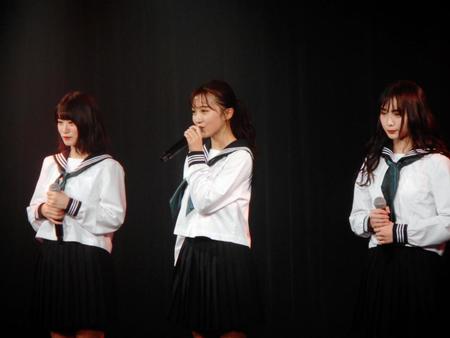 新たに結成された「ＬＡＰＩＳ　ＡＲＣＨ（ラピスアーチ）」の（左から）上西怜、山本彩加、梅山恋和＝大阪・なんばのＮＭＢ４８劇場