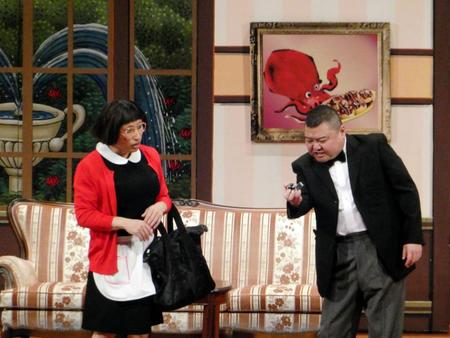 吉本新喜劇の海外公演ツアー千秋楽となったタイ公演ではすっちー座長（左）と川畑泰史座長が共演