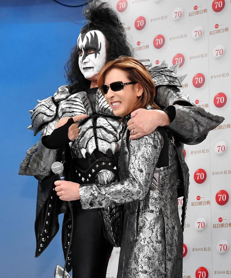 ＫＩＳＳのメンバーとハグを交わすＹＯＳＨＩＫＩ（右）＝東京都渋谷区のＮＨＫ（撮影・出月俊成）
