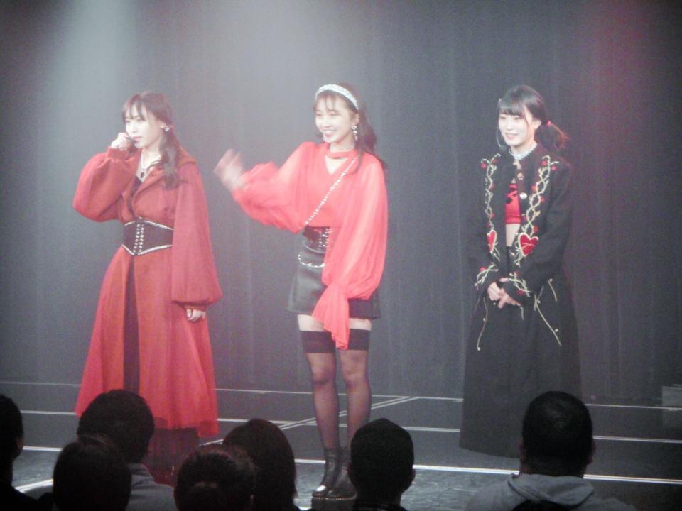 新たに結成された「ＬＡＰＩＳ　ＡＲＣＨ（ラピスアーチ）」の（左から）梅山恋和、山本彩加、上西怜＝大阪・なんばのＮＭＢ４８劇場