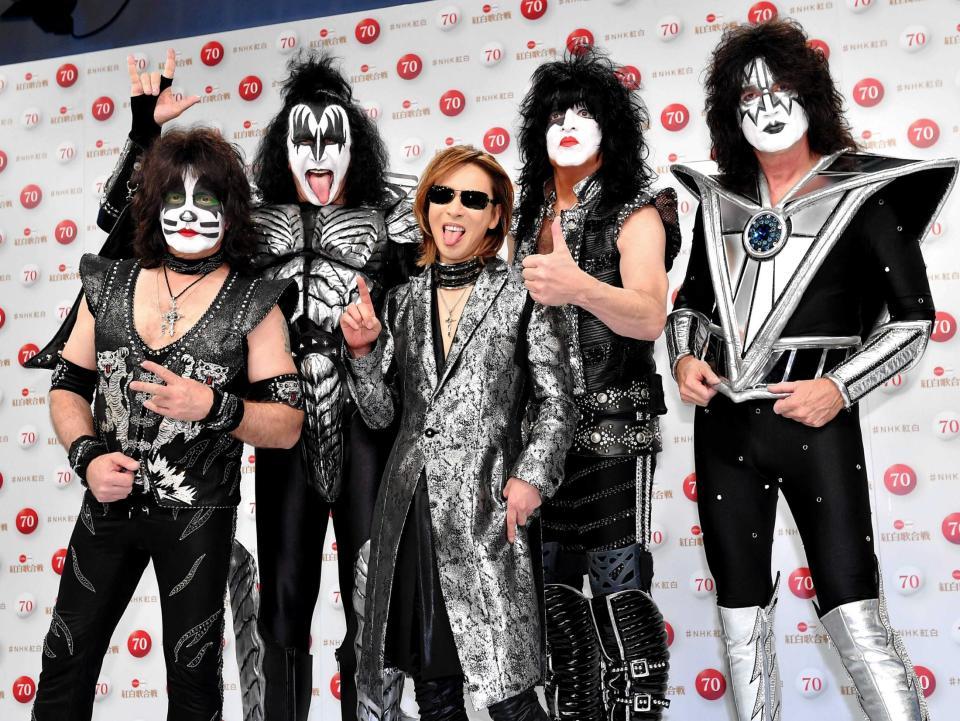 　ＫＩＳＳのメンバーに挟まれて、舌出しポーズをするＹＯＳＨＩＫＩ（中央）＝東京都渋谷区のＮＨＫ（撮影・出月俊成）