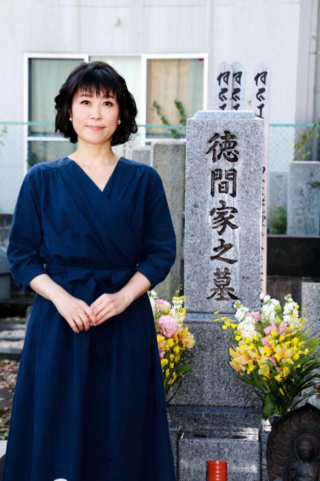 恩人の徳間康快元社長が眠る墓を訪れた水森かおり＝東京・西麻布の長谷寺