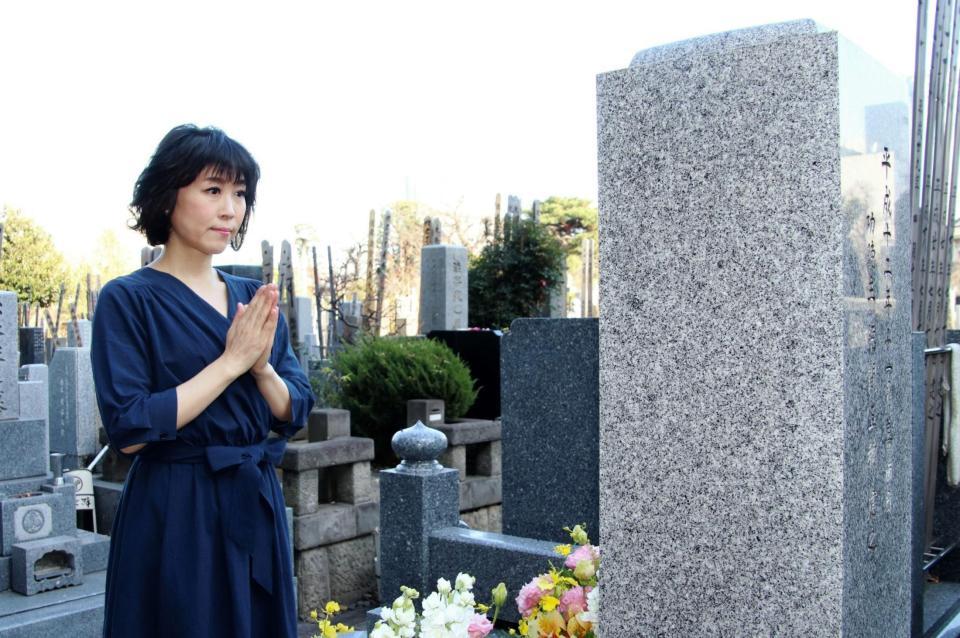 恩人の徳間康快元社長が眠る墓を訪れた水森かおり＝東京・西麻布の長谷寺