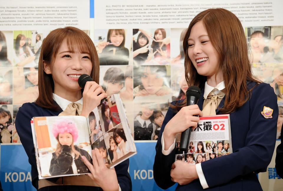 笑顔で取材に応じる秋元真夏（左）と白石麻衣＝東京都文京区の講談社（撮影・中田匡峻）