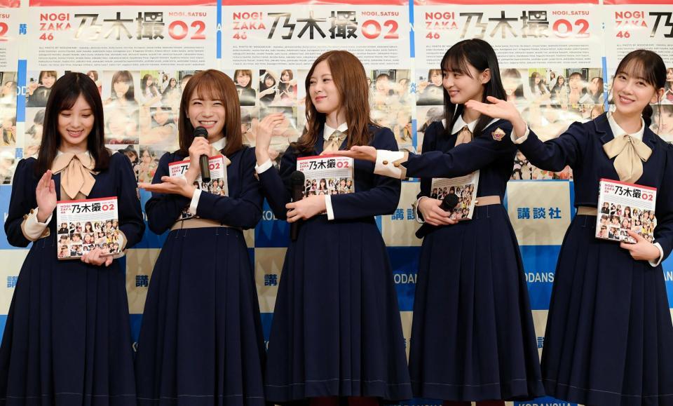 「一番よく寝る人は」の質問に満場一致で与田祐希（左端）を選ぶ（右端から）堀未央奈、遠藤さくら、白石麻衣、秋元真夏＝東京都文京区の講談社（撮影・中田匡峻）