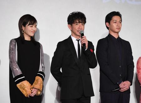 　舞台あさいつを行う木村拓哉（中央）。左は川口春奈、右は工藤阿須加＝東京・ユナイテッド・シネマお台場（撮影・開出牧）