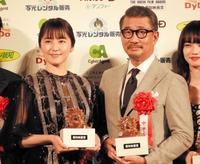 　表彰式に出席した長澤まさみ（右）と小日向文世＝都内