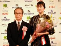 　表彰式に出席した長澤まさみ（右）と小日向文世＝都内