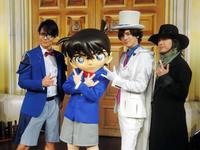 　コナン君と「うぃっしゅポーズ」で決めるＤＡＩＧＯら＝東京・台場