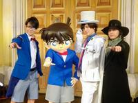 　コナン君と「真実はいつもひとつ！」ポーズで決めるＤＡＩＧＯら＝東京・台場