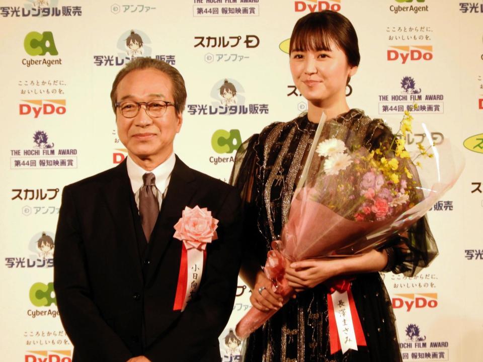 　表彰式に出席した長澤まさみ（右）と小日向文世＝都内