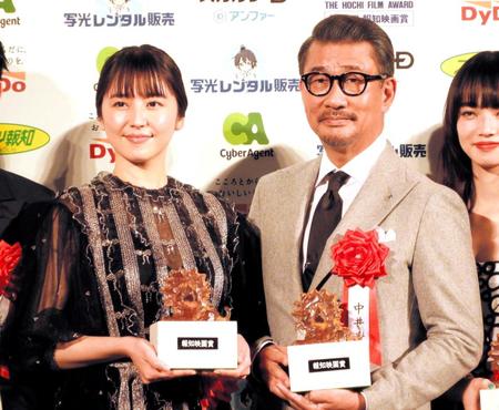 　表彰式に出席した長澤まさみ（左）と中井貴一＝都内