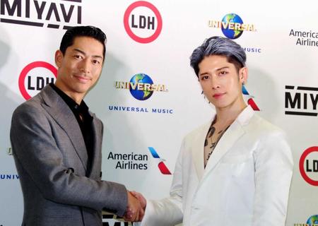 　ＥＸＩＬＥ　ＡＫＩＲＡ（左）からＬＤＨ入りを歓迎されたＭＩＹＡＶＩ＝東京・台場