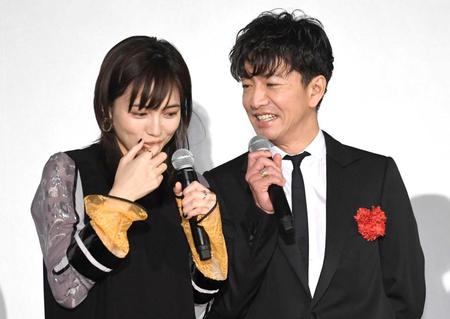 　舞台あいさつの合間に談笑する木村拓哉（右）と川口春奈＝東京・ユナイテッド・シネマお台場（撮影・開出牧）