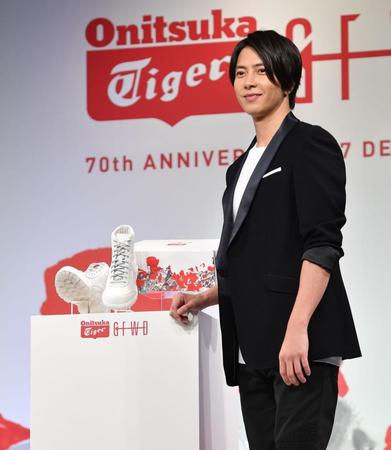 自らデザインしたシューズを披露する山下智久＝東京・ラフォーレミュージアム原宿（撮影・西岡正）