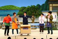 　段ボールから登場するナインティナイン・岡村隆史（中央）