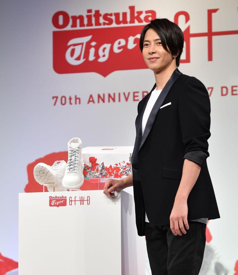 自らデザインしたシューズを披露する山下智久＝東京・ラフォーレミュージアム原宿（撮影・西岡正）