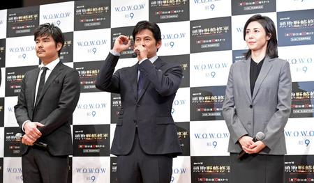 舞台あいさつをする織田裕二。右は松嶋菜々子、左は小澤征悦＝東京・丸ビルホール（撮影・開出牧）