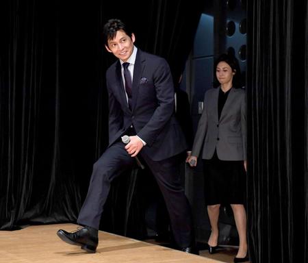 舞台あいさつに笑顔で登場した織田裕二。右後方は松嶋菜々子＝東京・丸ビルホール（撮影・開出牧）