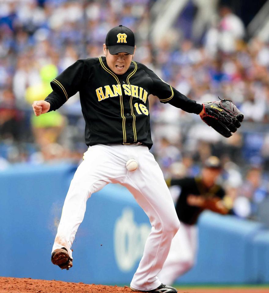 　受賞した阪神・西勇輝投手が体で打球を止める瞬間の写真