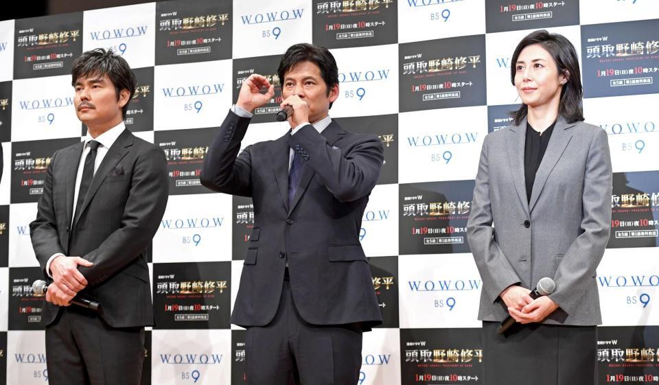 舞台あいさつをする織田裕二。右は松嶋菜々子、左は小澤征悦＝東京・丸ビルホール（撮影・開出牧）