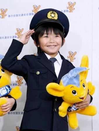 ８歳のころ、警察官の格好で笑顔を見せる加藤清史郎＝２０１０年