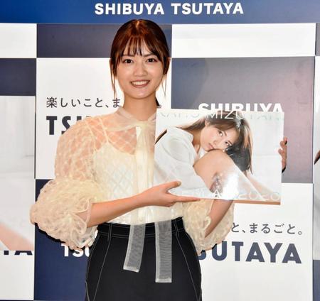 　カレンダーを発売した水谷果穂＝東京・ＳＨＩＢＵＹＡ　ＴＳＵＴＡＹＡ