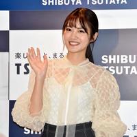 手を振る水谷果穂＝東京・ＳＨＩＢＵＹＡ　ＴＳＵＴＡＹＡ