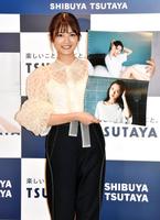 お気に入りページを披露する水谷果穂＝東京・ＳＨＩＢＵＹＡ　ＴＳＵＴＡＹＡ