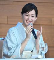 　制作発表で撮影中のエピソードを明かす綾瀬はるか＝東京・国際文化会館（撮影・開出牧）