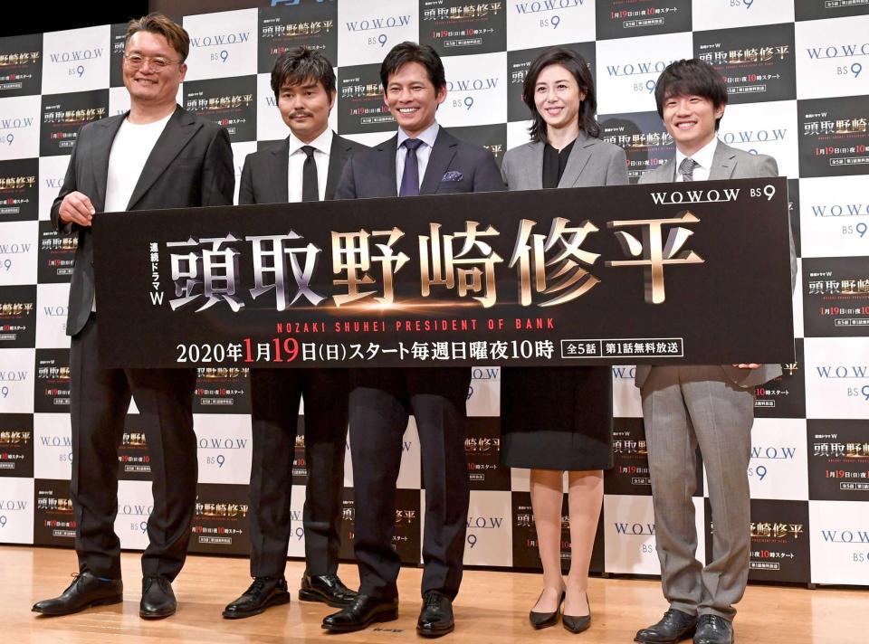 　舞台あいさつを行った（右から）風間俊介、松嶋菜々子、織田裕二、小澤征悦、権野元監督＝東京・丸ビルホール（撮影・開出牧）