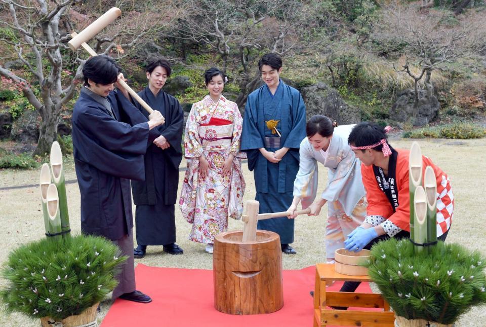 　制作発表で餅つきを披露する（左から）竹野内豊、佐藤健、上白石萌歌、井之脇海、綾瀬はるか＝東京・国際文化会館（撮影・開出牧）