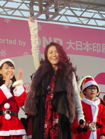 歓声に応える大黒摩季＝東京・駒沢オリンピック公園