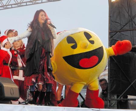 パックマンと熱唱する大黒摩季＝東京・駒沢オリンピック公園