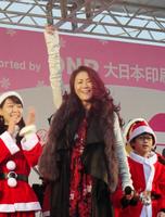 歓声に応える大黒摩季＝東京・駒沢オリンピック公園