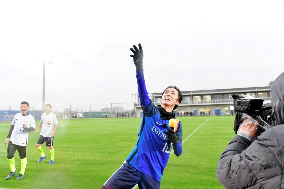 雨中のエキシビション戦で決勝ゴールを決めたナインティナイン・矢部浩之＝堺市内