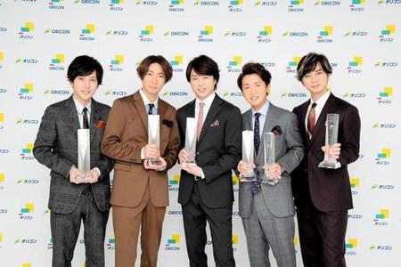 　アーティスト別セールス部門トータル１位に輝いた嵐の（左から）二宮和也、相葉雅紀、櫻井翔、大野智、松本潤