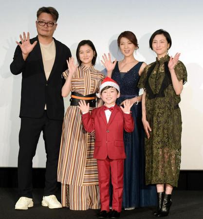主演の長渕剛が病欠となった舞台あいさつ（左から）権野元監督、山口まゆ、潤浩、飯島直子、広末涼子＝東京・ＴＯＨＯシネマズ六本木（撮影・三好信也）