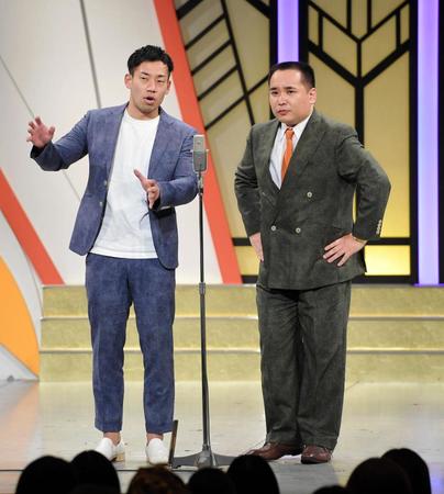 地元大阪での“凱旋公演”で会場を沸かせるミルクボーイの内海崇（右）と駒場孝＝大阪・よしもと漫才劇場（撮影・田中太一）