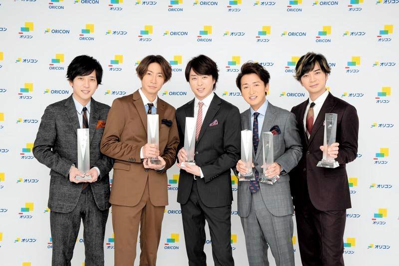 　アーティスト別セールス部門トータル１位に輝いた嵐の（左から）二宮和也、相葉雅紀、櫻井翔、大野智、松本潤