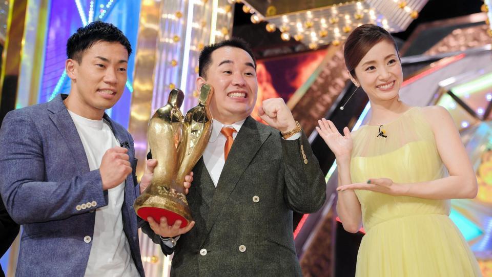 Ｍー１グランプリ２０１９を制したミルクボーイの内海崇と駒場孝（左）。右は上戸彩＝東京都港区のテレビ朝日（撮影・中田匡峻）