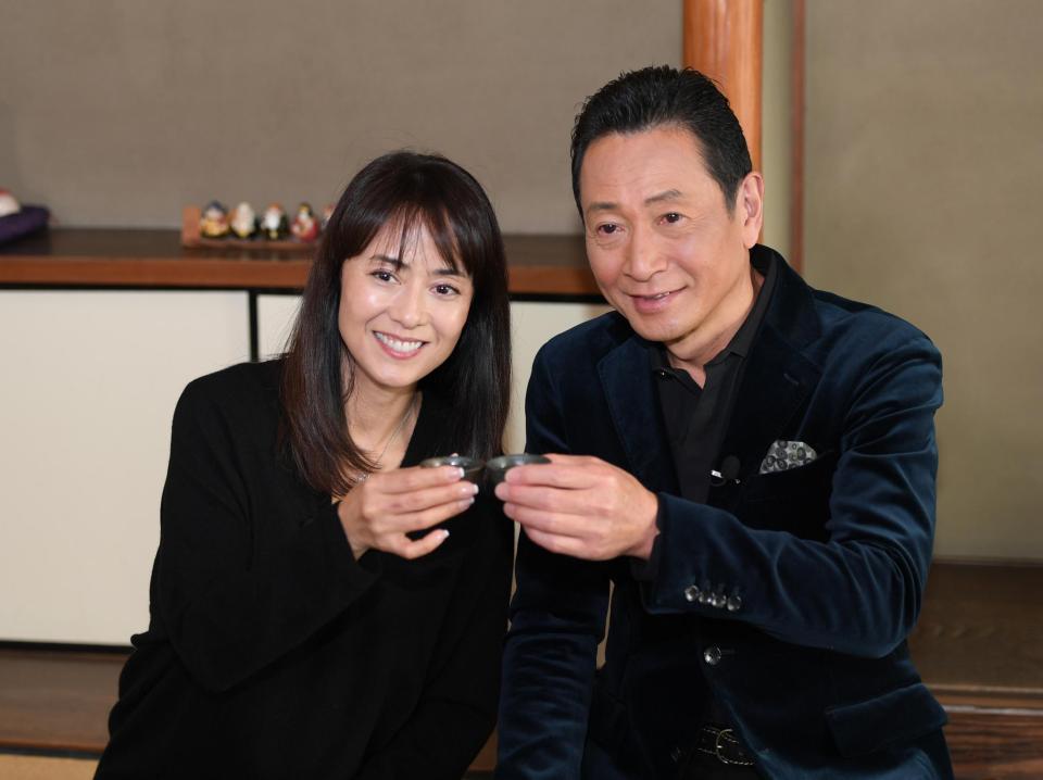 テレビ大阪の「おとな旅あるき旅」で共演する後藤久美子（左）と三田村邦彦＝京都市東山区の総本家ゆどうふ奥丹清水（撮影・山口登）