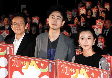 　舞台あいさつを行った（左から）周防正行監督、成田凌、黒島結菜＝都内