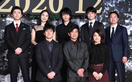 　制作発表会見を行った（前列左から）西島秀俊、佐藤浩市、石田ゆり子、（後列左から）勝地涼、広瀬アリス、中村倫也、井之脇海、波多野貴文監督